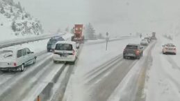 Antalya'da Kar Yağışı! Trafik Ekipleri S&uuml;r&uuml;c&uuml;lere Zincir Takma Uyarısında Bulundu