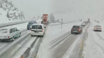 Antalya'da Kar Yağışı! Trafik Ekipleri S&uuml;r&uuml;c&uuml;lere Zincir Takma Uyarısında Bulundu