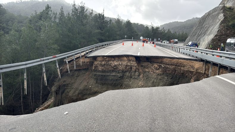 Antalya'da Kumluca-Kemer Kara Yolu G&ouml;&ccedil;&uuml;k ve Heyelan Nedeniyle Kısmen Ulaşıma Kapandı