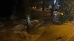 Antalya'da Sağanak Uyarısı: Alanya'da Caddelerde Su Baskınları!