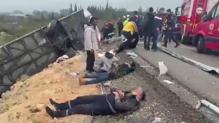 Antalya'da Yolcu Otob&uuml;s&uuml; Devriye Girdi: &Ccedil;ok Sayıda Yaralı
