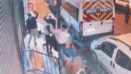 Apartman &Ouml;n&uuml;nde Bekleyen İki &Ccedil;ocuğa Bı&ccedil;aklı Saldırı!