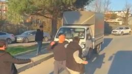 Arnavutk&ouml;y'de Trafik Magandaları Kameralara Yansıdı: Cadde Boks Ringine D&ouml;n&uuml;şt&uuml;!