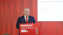 Arnavutluk'ta Armand Duka G&uuml;ven Tazeledi!