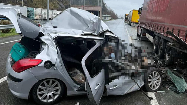 Artvin'de Korkun&ccedil; Kaza! Otomobil TIR'a &Ccedil;arptı: 2 Kayıp, 1 Yaralı