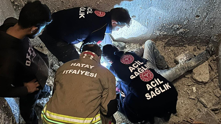 Asans&ouml;r Boşluğuna D&uuml;şen Kişiyi İtfaiye Kurtardı