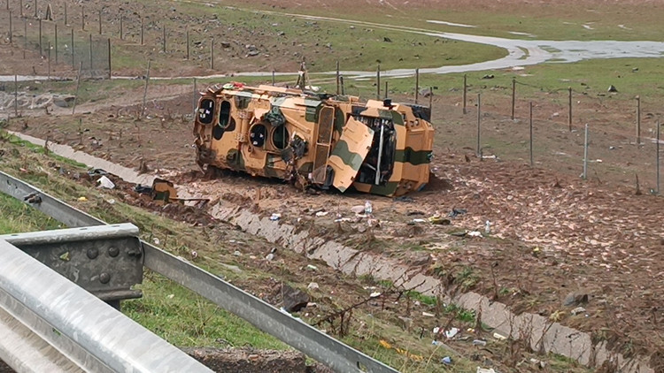 Askeri Ara&ccedil; Devrildi: 10 Asker Yaralandı