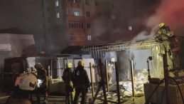 Ataşehir'de iş&ccedil;i konteynerinde korkutan yangın: 2 kişi dumandan etkilendi