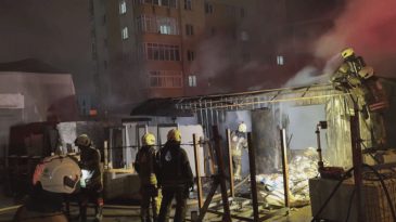 Ataşehir'de iş&ccedil;i konteynerinde korkutan yangın: 2 kişi dumandan etkilendi