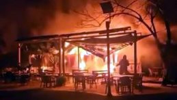 Avcılar'da Park İ&ccedil;indeki Kafe Alev Alev Yandı