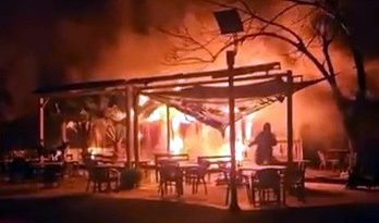 Avcılar'da Park İ&ccedil;indeki Kafe Alev Alev Yandı