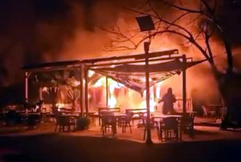 Avcılar'da Park İ&ccedil;indeki Kafe Alev Alev Yandı