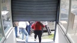 Avcılar'da İş Yerinde Taciz İddiası! Esnaf Ş&uuml;pheliyi Darbetti