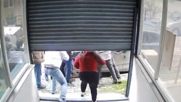 Avcılar'da İş Yerinde Taciz İddiası! Esnaf Ş&uuml;pheliyi Darbetti