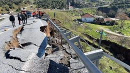 Aydın'da Toprak Kayması! Sağanak Yağış Sonrası İncirliova-Tire Kara Yolu Hasar G&ouml;rd&uuml;