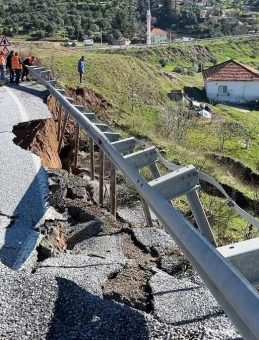 Aydın'da Toprak Kayması! Sağanak Yağış Sonrası İncirliova-Tire Kara Yolu Hasar G&ouml;rd&uuml;