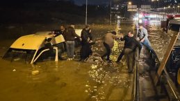 Aydın&rsquo;da faciadan d&ouml;n&uuml;ld&uuml;! Suya g&ouml;m&uuml;len minib&uuml;steki 20 yolcu kurtarıldı