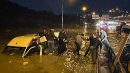 Aydın&rsquo;da Yolcu Minib&uuml;s&uuml; Suya G&ouml;m&uuml;ld&uuml;! 20 Kişi Kurtarıldı