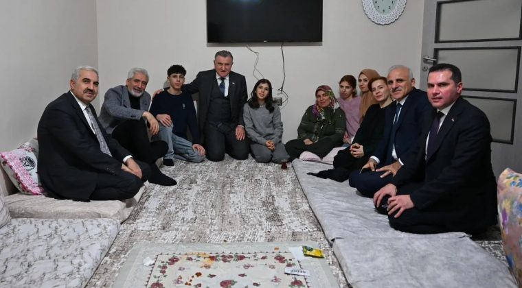 Bakan Bak, Depremzede Aile ile Yer Sofrasında İftar Yaptı