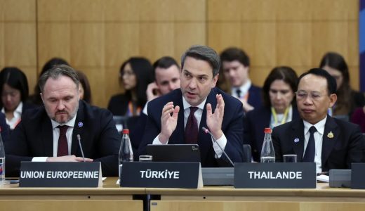 Bakan Bayraktar Fransa'da a&ccedil;ıkladı: "T&uuml;rkiye enerjide en g&uuml;&ccedil;l&uuml; akt&ouml;rlerden biri olacak"