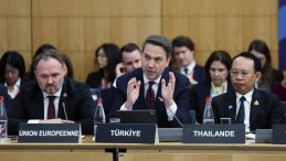 Bakan Bayraktar Fransa'da a&ccedil;ıkladı: "T&uuml;rkiye enerjide en g&uuml;&ccedil;l&uuml; akt&ouml;rlerden biri olacak"