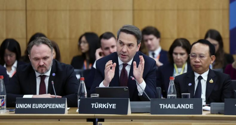 Bakan Bayraktar Fransa'da açıkladı: "Türkiye enerjide en güçlü aktörlerden biri olacak"