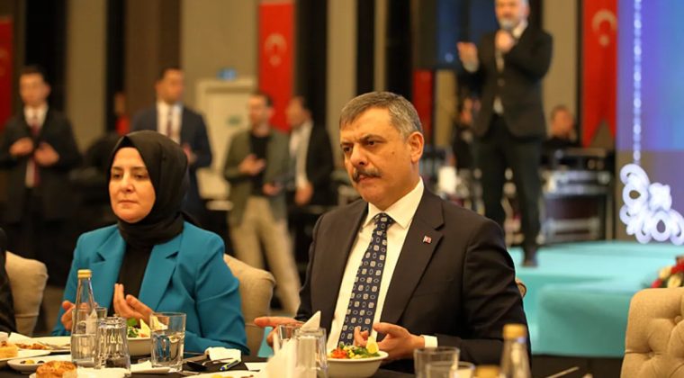 Bakan &Ccedil;ift&ccedil;i &Ccedil;orum&rsquo;da iftar sofrasında konuştu: "Kararlı y&uuml;r&uuml;y&uuml;ş&uuml;m&uuml;z&uuml; kimse durduramayacak"