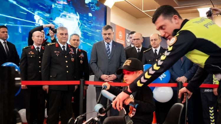 Bakan &Ccedil;ift&ccedil;i K&uuml;lliye'de Ramazan Etkinlik Alanını Ziyaret Etti