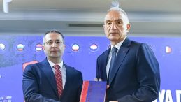 Bakan Ersoy, 'D&uuml;nya Dillerinde T&uuml;rk&ccedil;e S&ouml;zl&uuml;ğ&uuml;' Projesini Tanıttı: K&uuml;lt&uuml;rel Hafızaya Işık Tutan Kapsamlı Bir &Ccedil;alışma