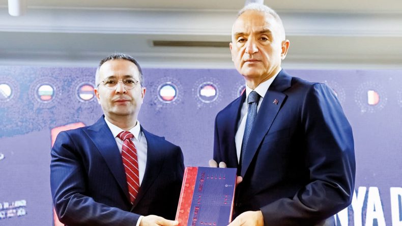 Bakan Ersoy tanıttı: &lsquo;D&uuml;nya Dillerinde T&uuml;rk&ccedil;e s&ouml;zl&uuml;ğ&uuml;&rsquo;