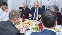 Bakan Ersoy, Vatandaşlarla Birlikte Y&uuml;r&uuml;d&uuml; ve Ev Sofrasında İftar A&ccedil;tı