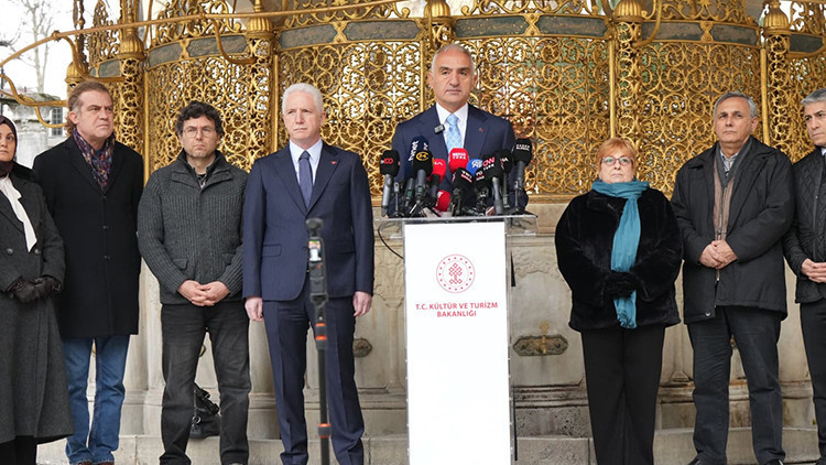 Bakan Ersoy'dan A&ccedil;ıklama: Ayasofya'da &Ccedil;alışmalar Devam Ediyor, Sultanahmet'te Restorasyon Tamamlandı