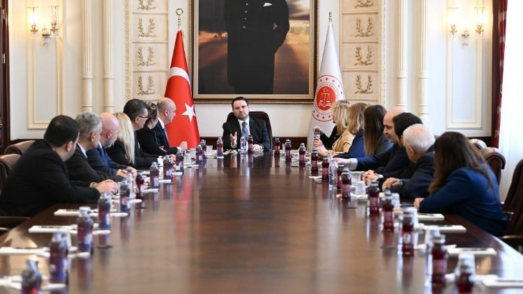 Bakan G&uuml;rlek: Barolarımızla D&uuml;zenli İstişare Mekanizmaları Kuracağız