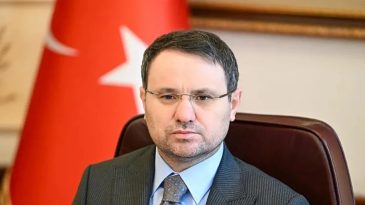 Bakan G&uuml;rlek: Kamu G&ouml;revlisine Silah &Ccedil;ekenler Hukukun &Ouml;n&uuml;nde Hesap Verecek
