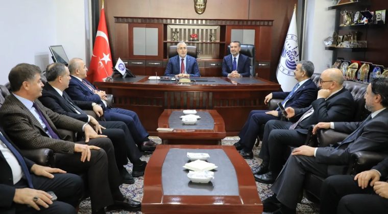 Bakan Işıkhan Depremzedelerle Buluştu: Yeni Yuvalarında İlk Ramazan'ı Birlikte Kutluyoruz