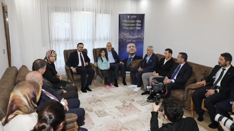 Bakan Işıkhan Elazığ'da Depremzedelerin İftar Sofrasını Ziyaret Etti