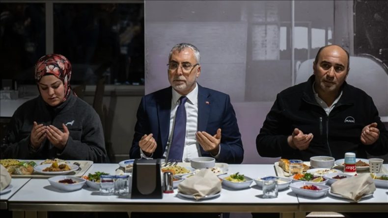 Bakan Işıkhan, İlk İftarını Fabrika İş&ccedil;ileriyle Ger&ccedil;ekleştirdi