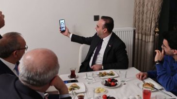 Bakan Kacır, Depremzede Ailenin İftar Sofrasını Şereflendirdi!