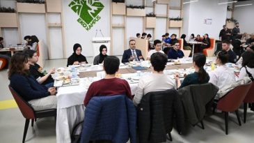 Bakan Kacır, İlk İftarını &Ouml;ğrencilerle Ger&ccedil;ekleştirdi