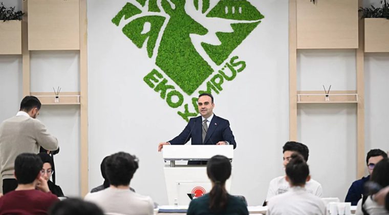 Bakan Kacır, İlk İftarını T&Uuml;BİTAK Fen Lisesi &Ouml;ğrencileriyle Ger&ccedil;ekleştirdi