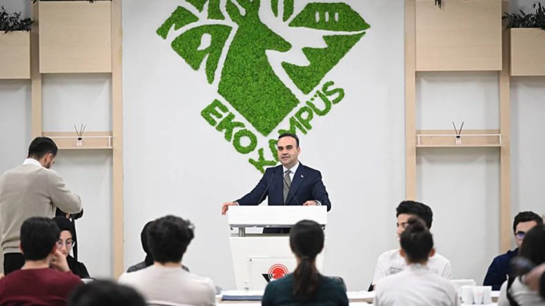 Bakan Kacır, İlk İftarını T&Uuml;BİTAK Fen Lisesi &Ouml;ğrencileriyle Ger&ccedil;ekleştirdi