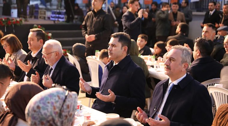 Bakan Kurum, Depremzedelerle İftar Sofrasında Bir Araya Geldi