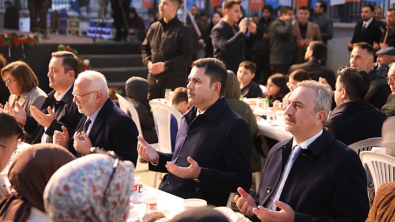 Bakan Kurum, Depremzedelerle İftar Sofrasında Bir Araya Geldi