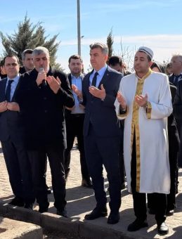 Bakan Tekin Şanlıurfa&rsquo;da Deprem Şehitlerini Andı