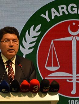 Bakan Tun&ccedil;, Deprem Verilerini A&ccedil;ıkladı: Deprem Davalarının Y&uuml;zde 90'ı Karara Bağlandı