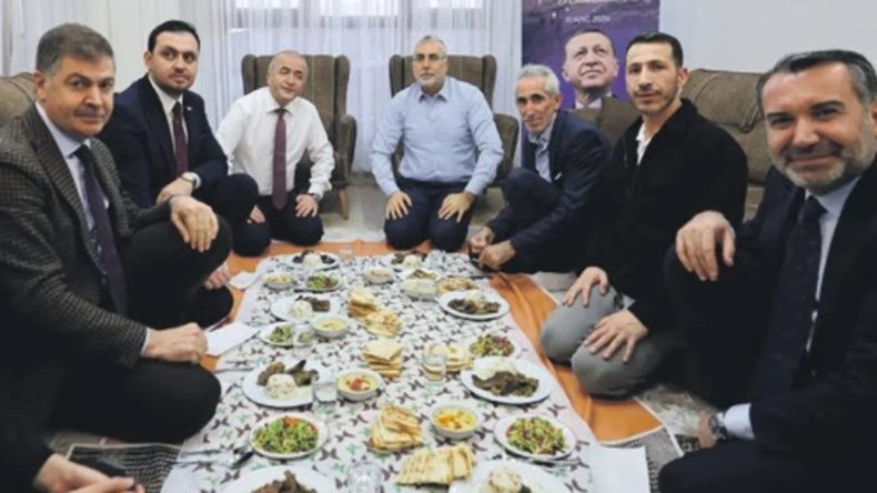 Bakanlar Depremzedelerin İftar Sofrasını Ziyaret Etti