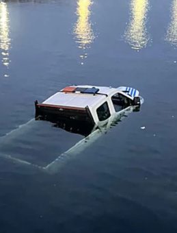 Bakırk&ouml;y'de Zabıta Aracı Denize D&uuml;şt&uuml;