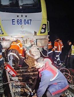 Balıkesir'de Kaya D&uuml;şmesi Treni Raydan &Ccedil;ıkardı