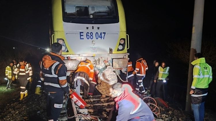 Balıkesir'de kayanın d&uuml;şmesiyle tren raydan &ccedil;ıktı, 150 yolcu tahliye edildi