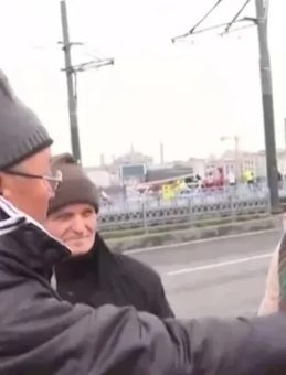 Balıklarını Denize D&ouml;ken Kadınla Yaşanan Olayı Anlatan 65 Yaşındaki Adam: "Gelse &Ouml;z&uuml;r Dilese Sarılırdım"